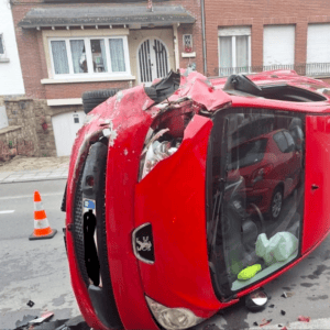 Voiture rouge de la marque Peugeot accidentée