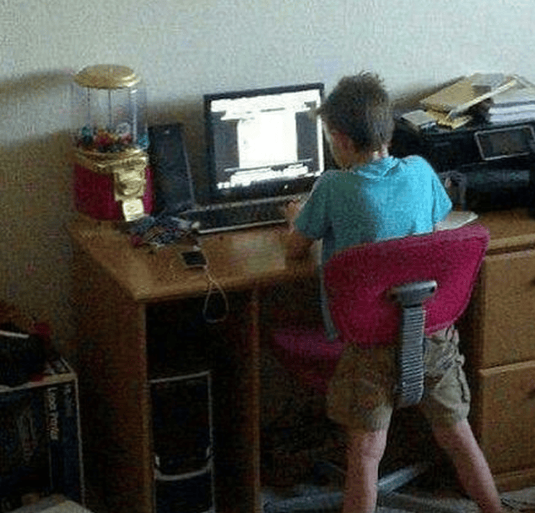 Enfant qui fait des recherches sur internet
