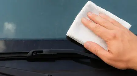 Photo d'un nettoyage résine pare-brise voiture