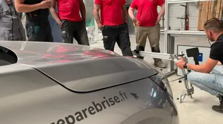 Photo d'un véhicule pendant le calibrage à Adas chez une ZeCarrossery