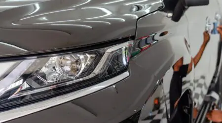 Carrossier appliquant un traitement céramique sur la porte arrière d'une voiture