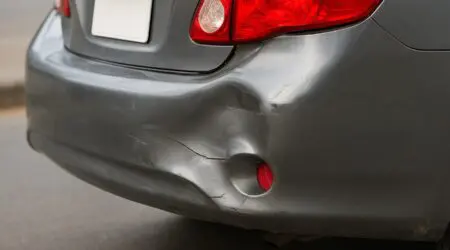 photo d'une voiture grise avec un choc arrière voiture dégâts