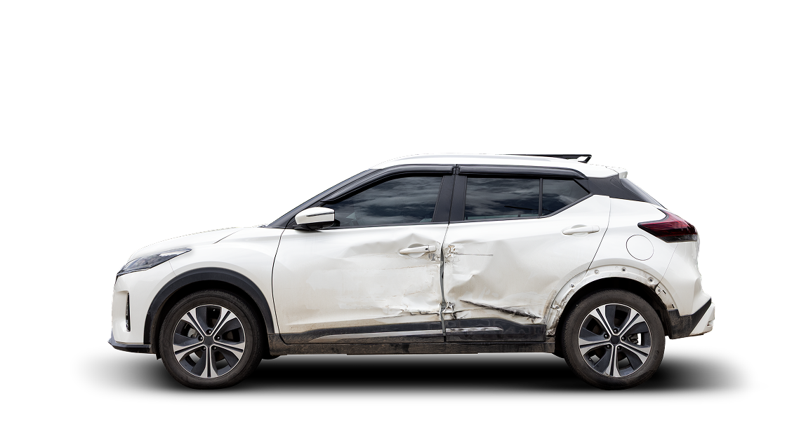 Voiture blanche endommagée en vue de côté