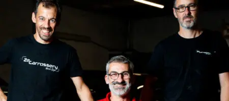 3 hommes souriant