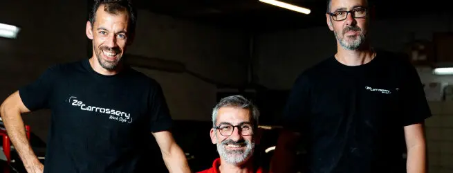 3 hommes souriant