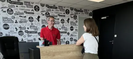 Une femme adossée au comptoir parlant à un homme