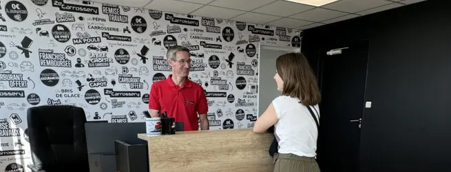 Une femme adossée au comptoir parlant à un homme