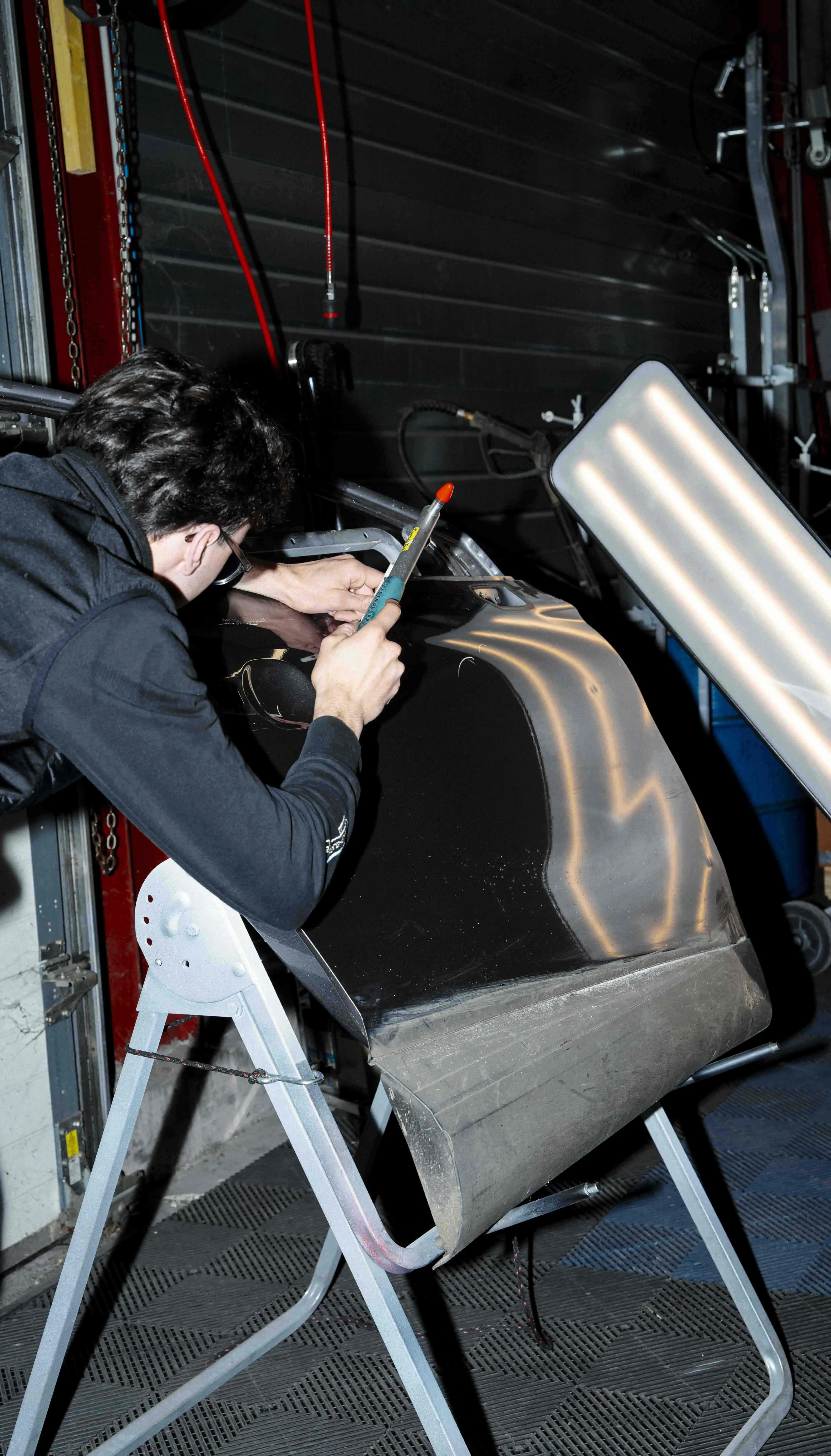 Carrossier en finition de réparations