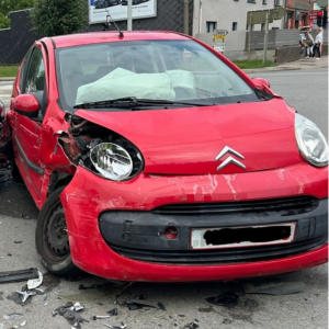 Voiture de la marque citroën rouge accidentée