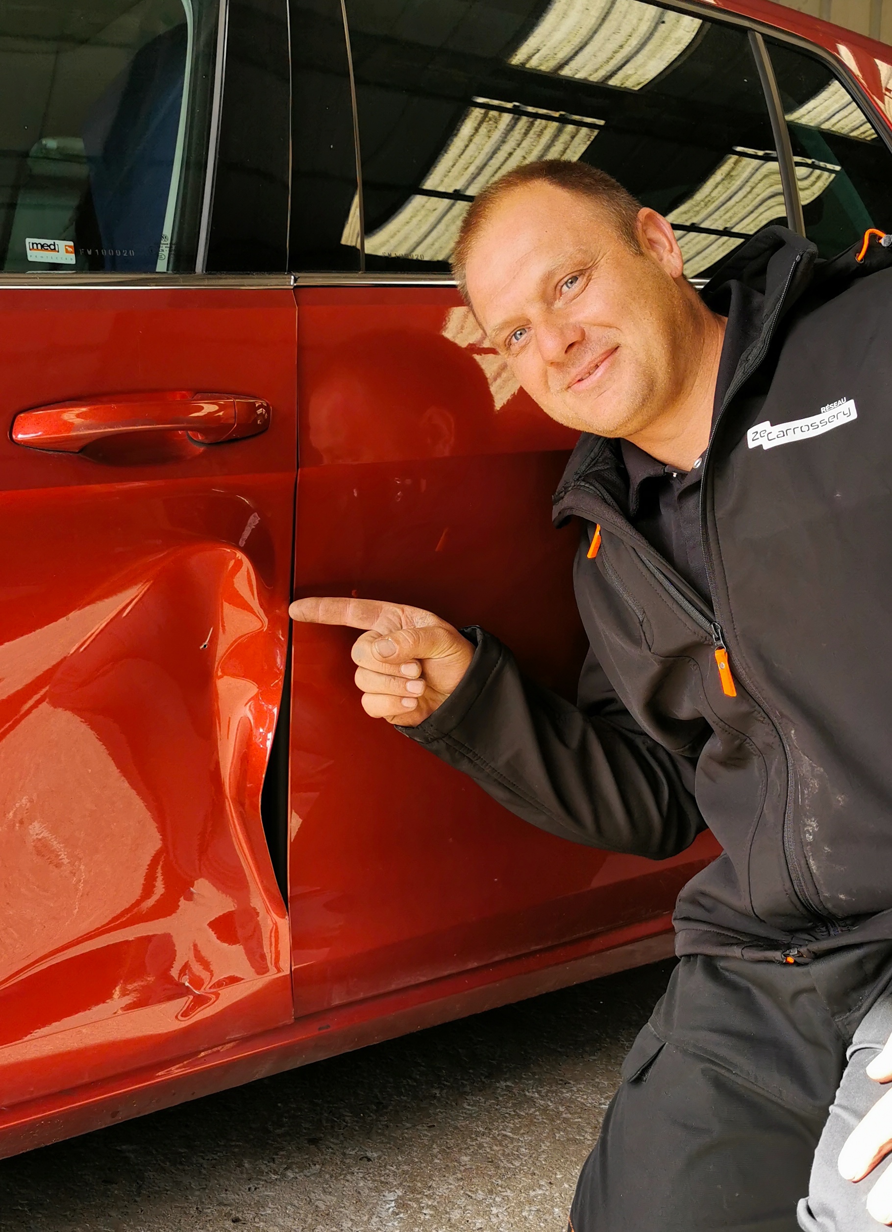 La Voiture De L'accident Font Le Pare-chocs Arrière Fissuré