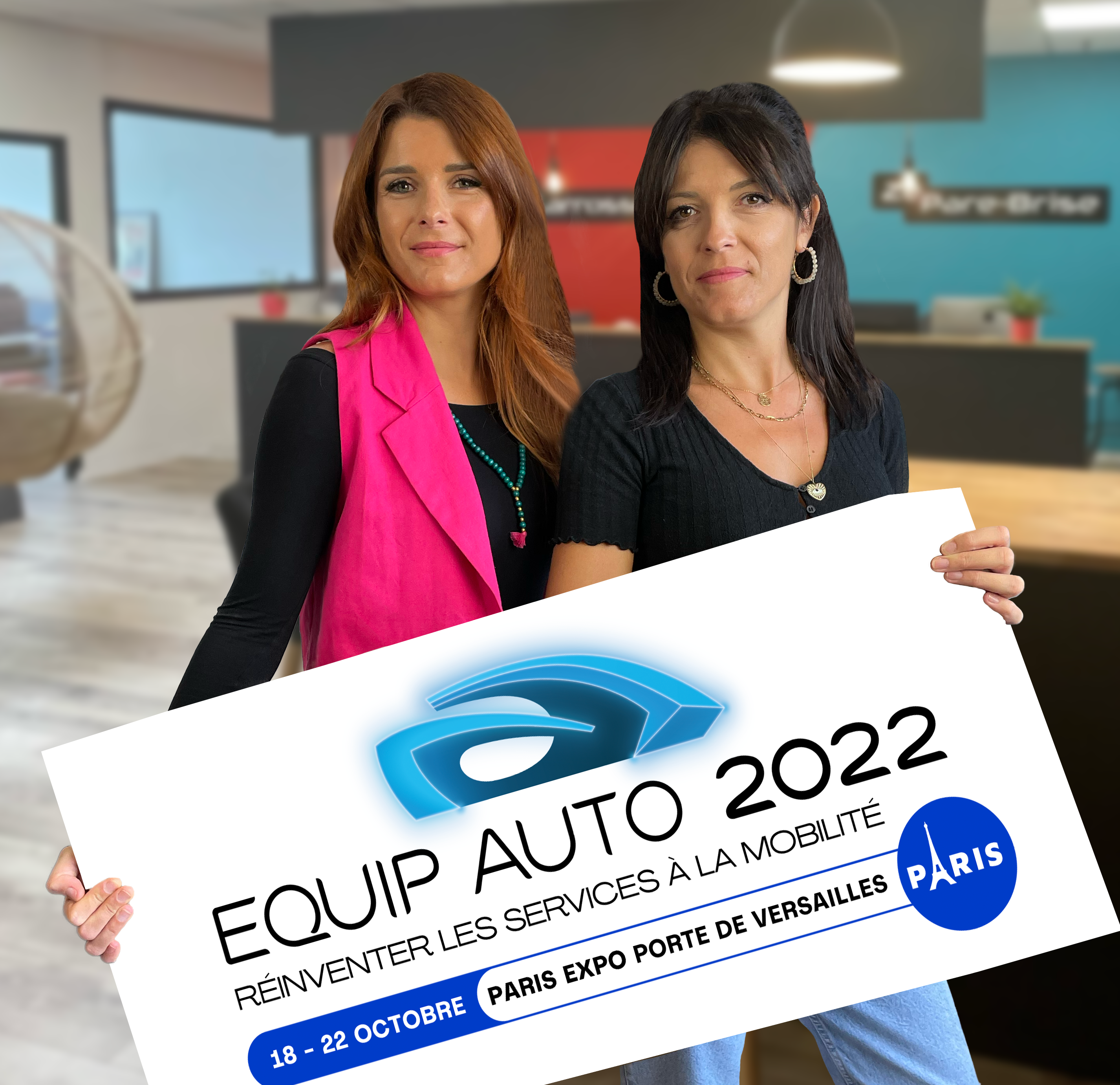 Photo des deux fondatrices tenant une pancarte Equip Auto