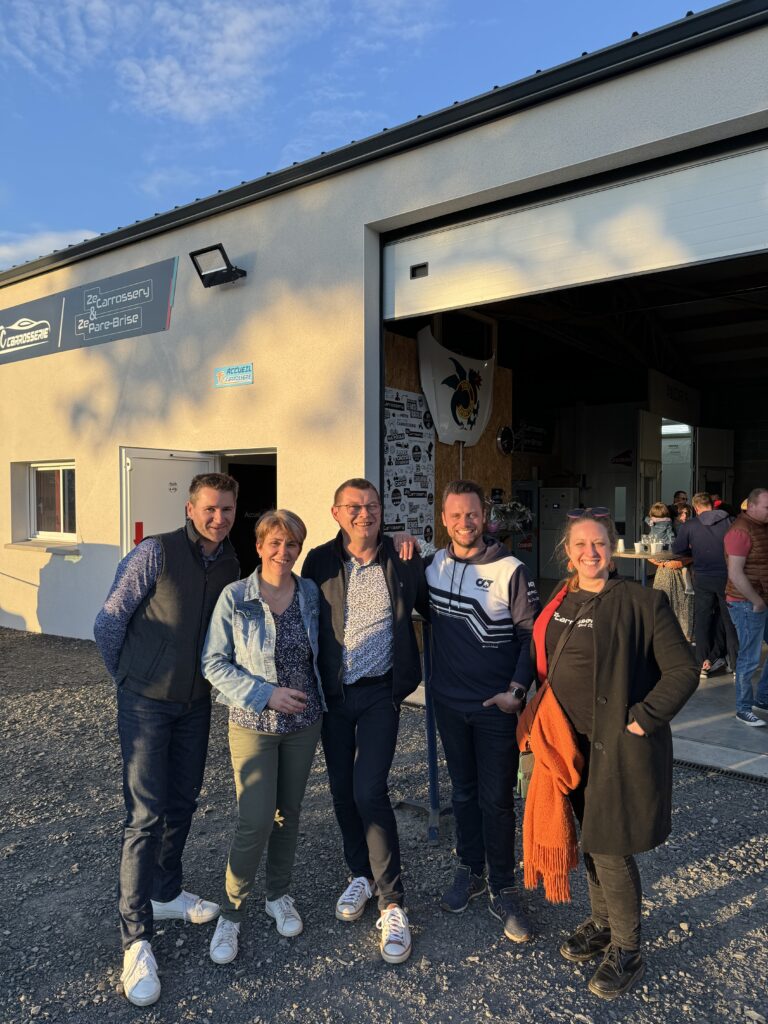 photo de nos carrossiers ainsi que des collaborateurs ZeCarrossery- Nouveau bâtiment pour FC Carrosserie à Marigny-le-Lozon