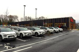 Voitures garées sur un parking