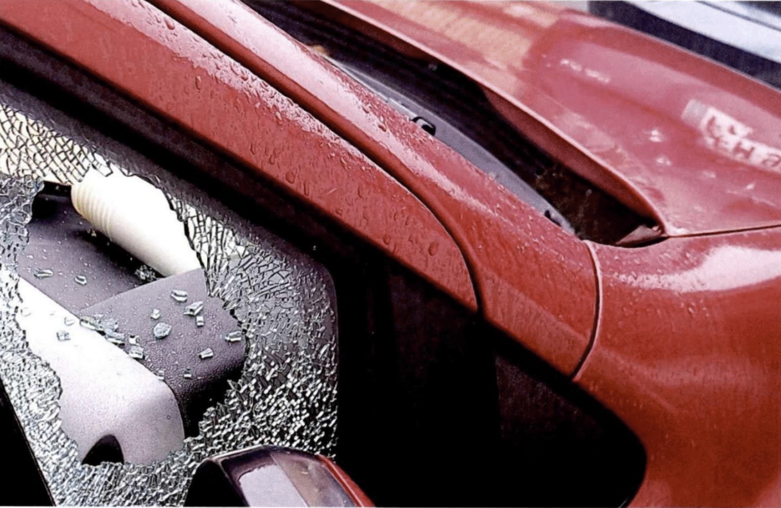 Photo d'une voiture rouge avec une custode brisée