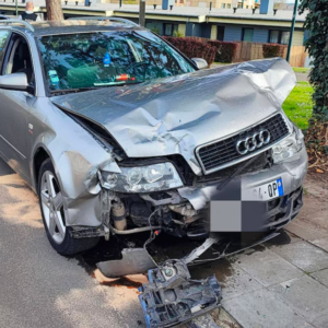 Voiture grise de la marque Audi accidentée