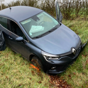 Voiture bleu de la marque Renault accidentée