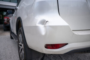 Photo d'une voiture qui a subit un dégât choc arrière voiture