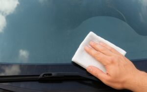 Photo d'un nettoyage résine pare-brise voiture