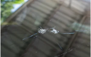 Photo d'un pare-brise fissuré