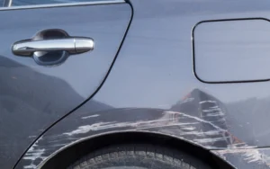 Rayure sur portière de voiture de courtoisie