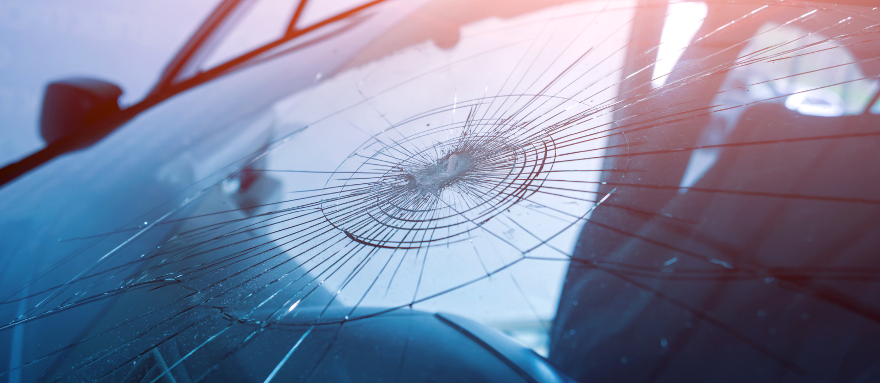Photo d'une vouture avec impact pare-brise contrôle technique