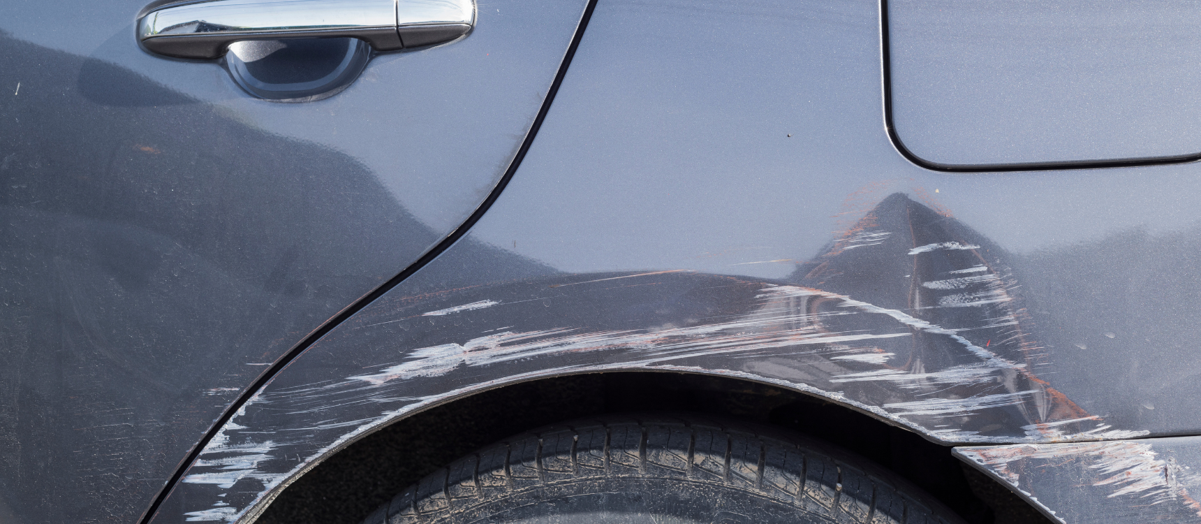 Rayure sur portière de voiture de courtoisie