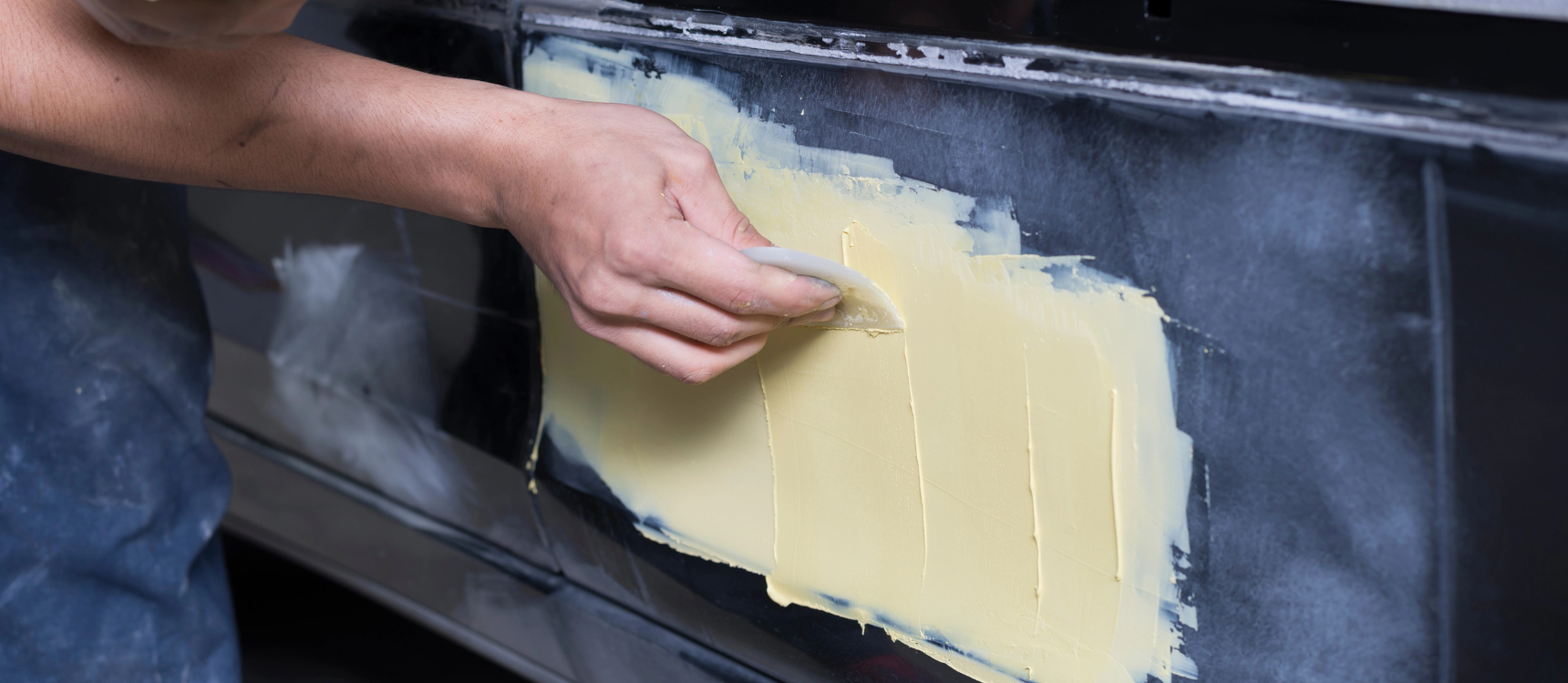 application de mastic sur fissure pare-choc plastique