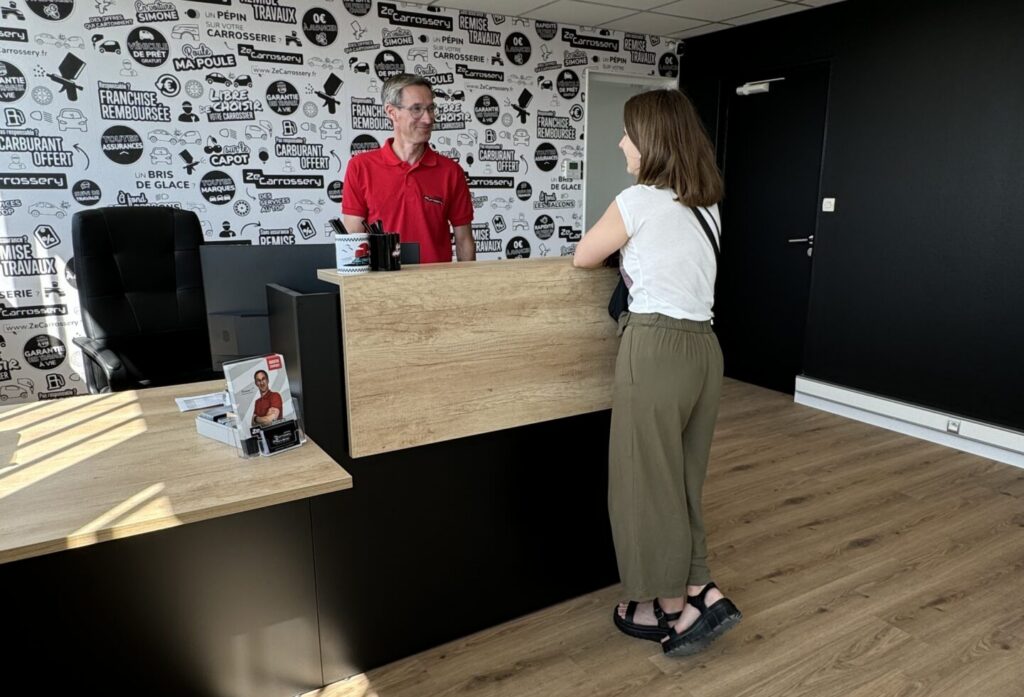 Discussion d'un homme et d'une femme à un comptoir