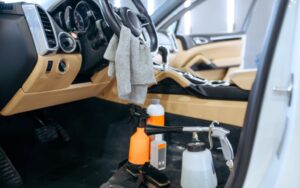 Nettoyants plastique pour le tableau de bord des voitures