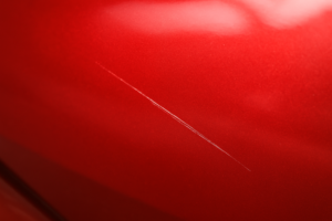 rayures sur carrosserie de voiture rouge 