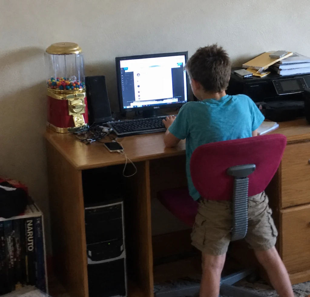 Enfant qui fait des recherches sur internet