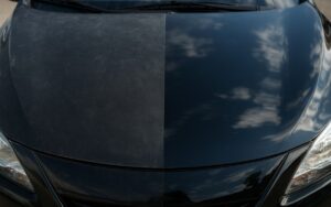 avant/après" montrant une carrosserie à moitié polie. 