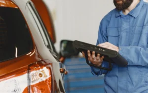 Une photo d'un technicien utilisant une valise de diagnostic pour le recalibrage.