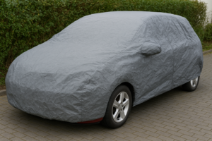 housse de protection épaisse anti-grêle installée sur une voiture rouge pour la protéger des impacts de grêlons.