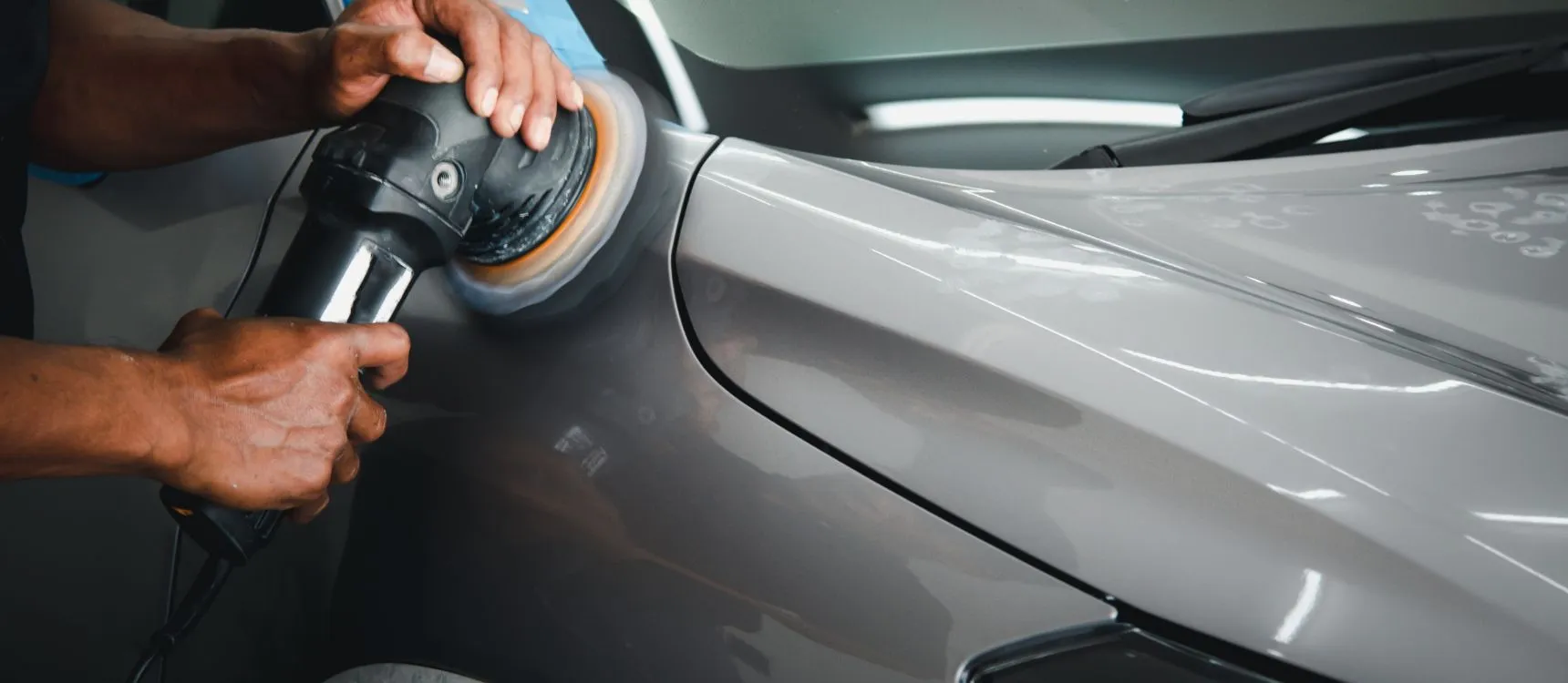 Carrosserie grise avec micro-rayures pendant un polissage