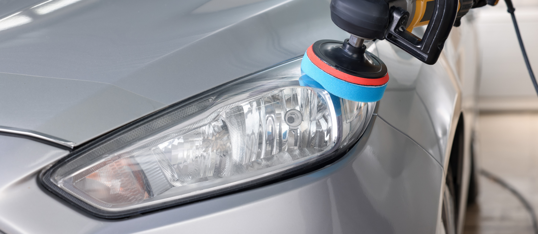 Polissage d'un optique de phare de voiture jauni par un carrossier