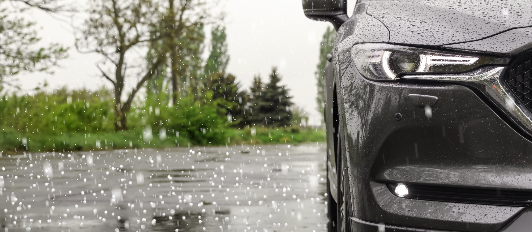 photo d'une voiture sous un orage de grêle ou avec des impacts visibles.