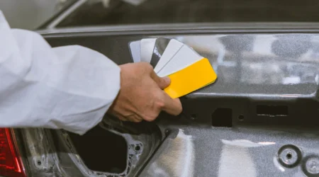 Expert carrossier choisissant un type de peinture voiture