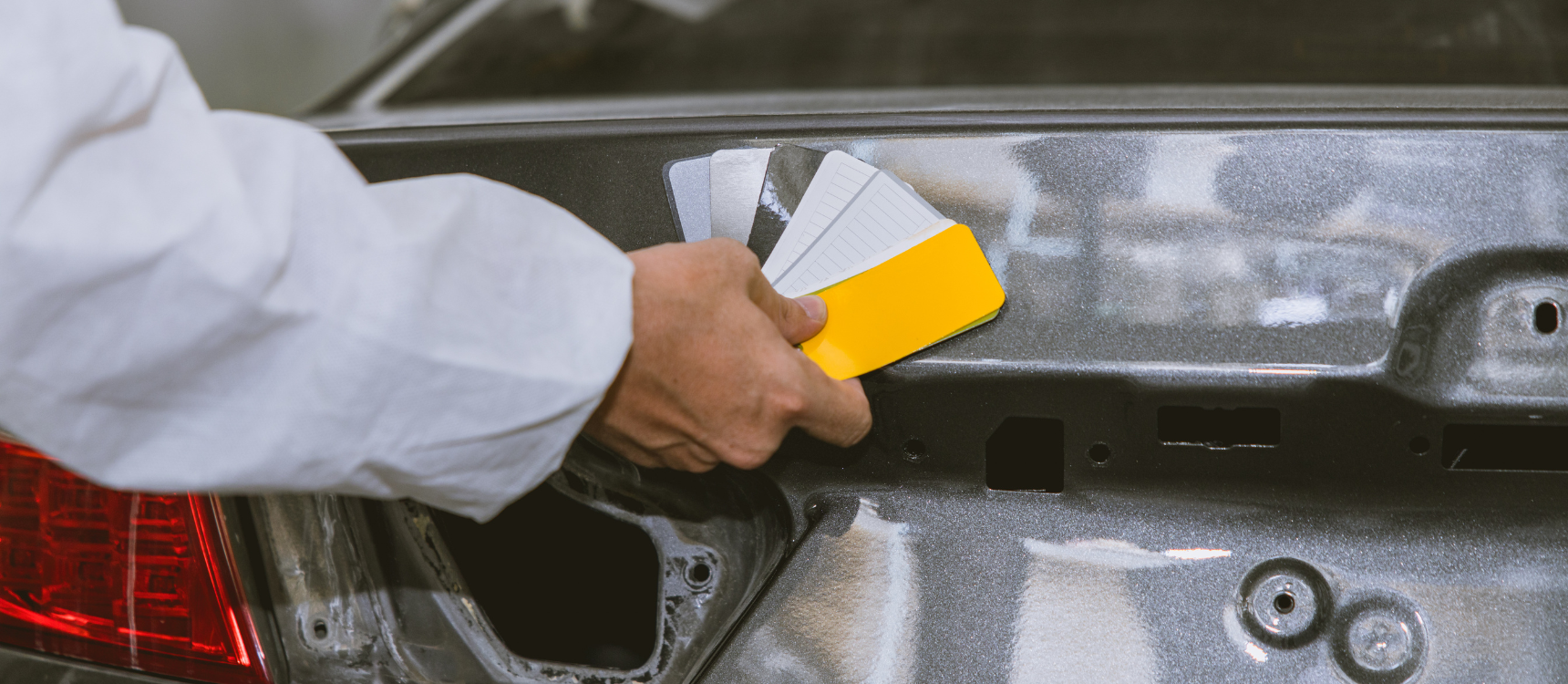 Expert carrossier choisissant un type de peinture voiture