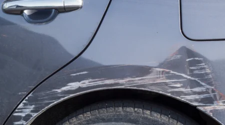 Rayure sur portière de voiture de courtoisie