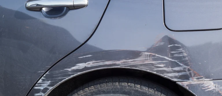 Rayure sur portière de voiture de courtoisie