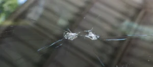 Pare-brise fissuré : risques, solutions et réparations efficaces