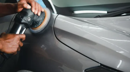 Carrosserie grise avec micro-rayures pendant un polissage