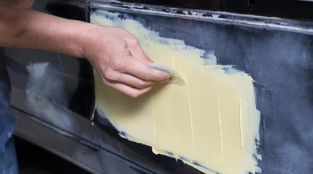application de mastic sur fissure pare-choc plastique