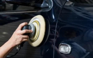 Polissage d'une voiture à cause de l'oxydation