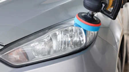 Polissage d'un optique de phare de voiture jauni par un carrossier