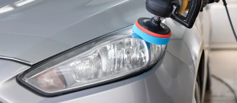 Polissage d'un optique de phare de voiture jauni par un carrossier