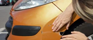 Voiture rayée sur un parking : le guide complet pour bien réagir et être indemnisé