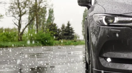 photo d'une voiture sous un orage de grêle ou avec des impacts visibles.