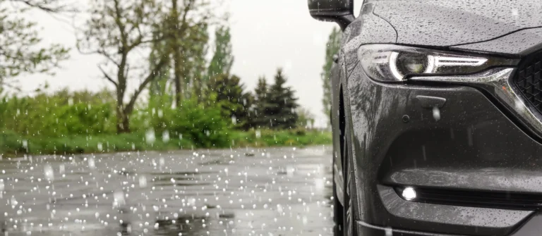 photo d'une voiture sous un orage de grêle ou avec des impacts visibles.